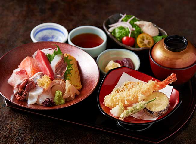 本日のおまかせ海鮮丼とミニ天ぷら